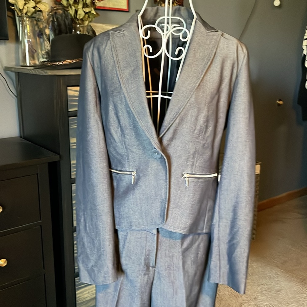 Like new classic gray suit!